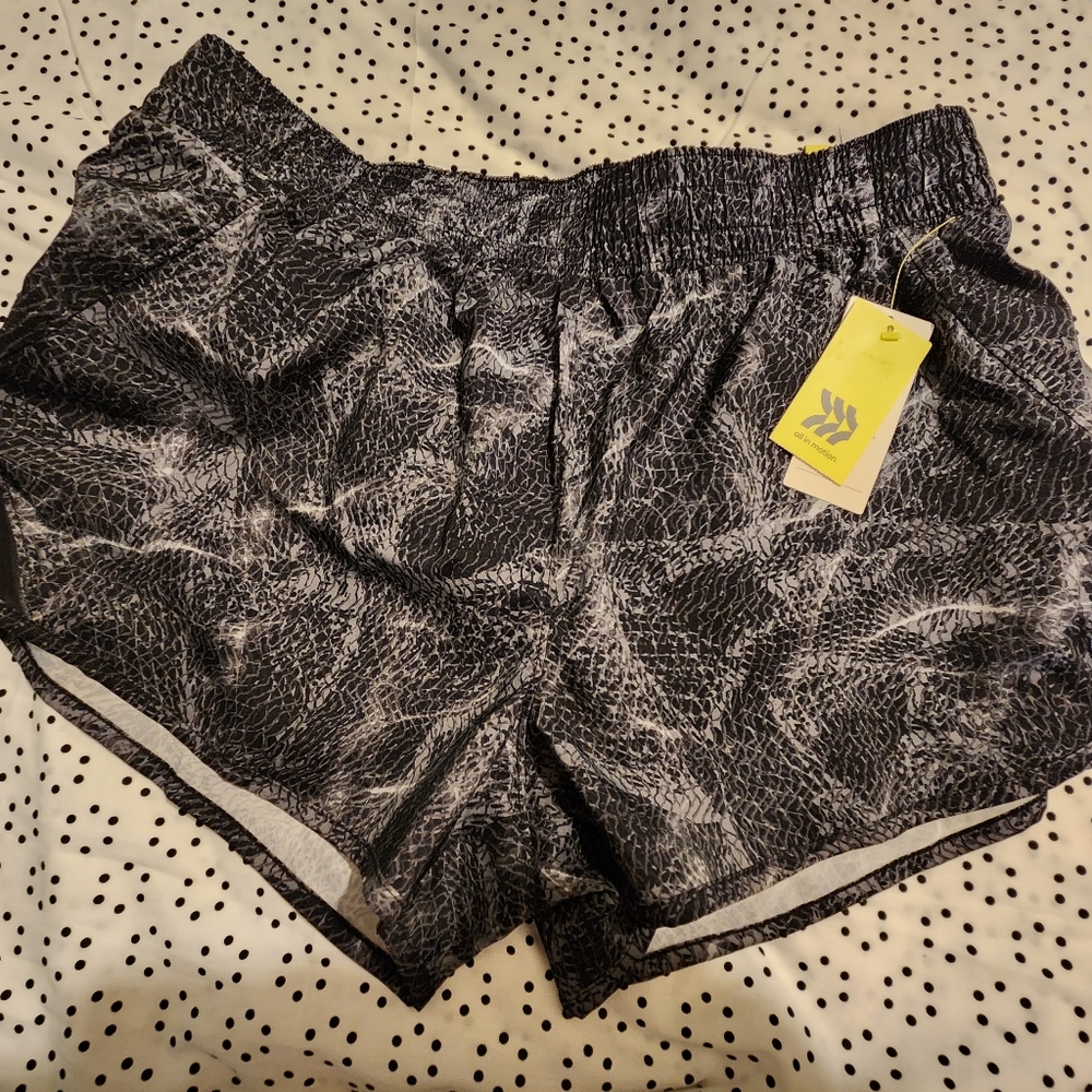 NWT.. Women's shorts - Picture 9 of 12
